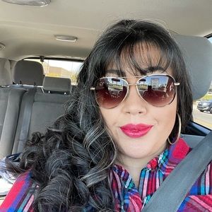 Meet your Posher, Andrea